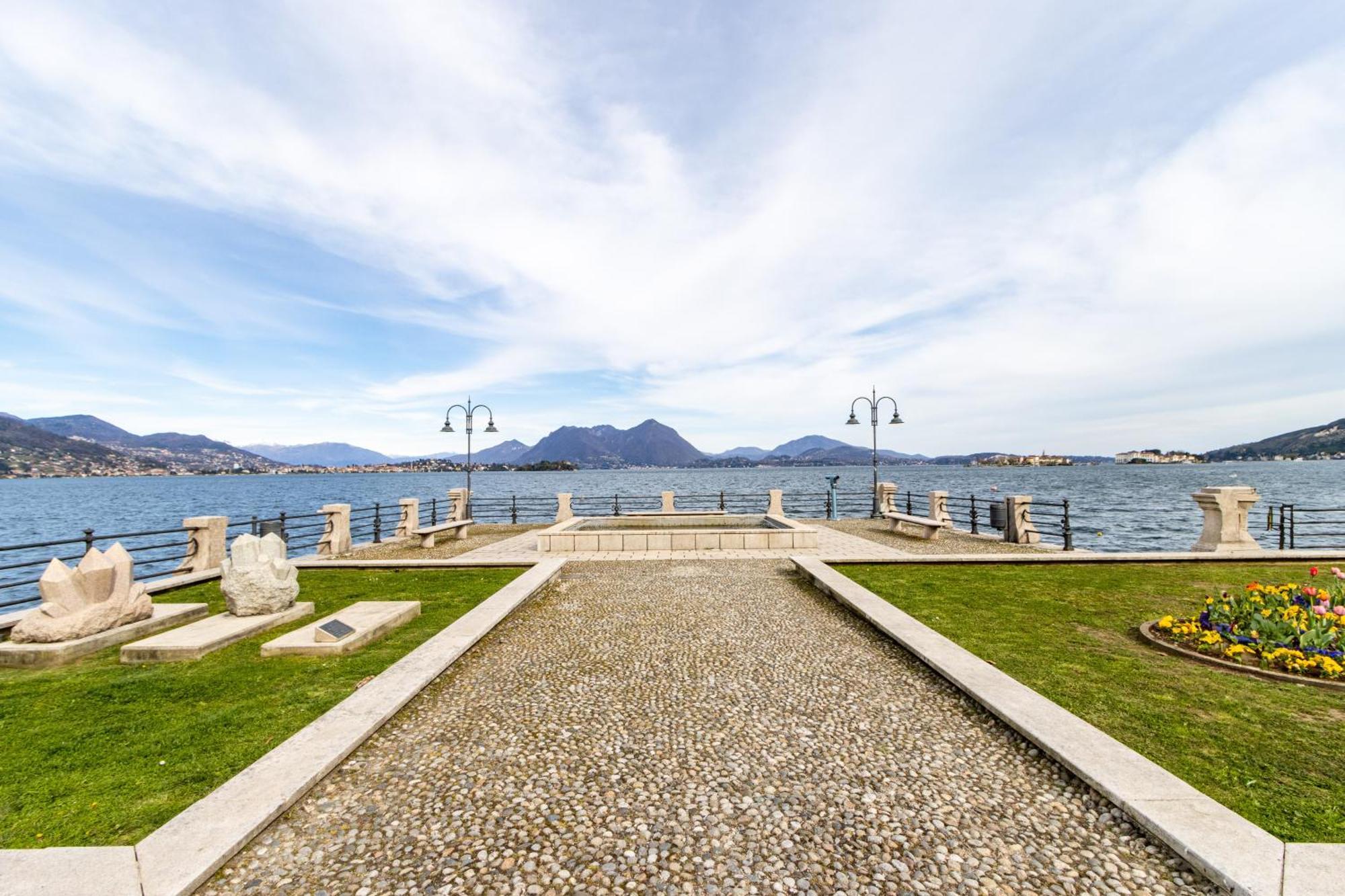 Golden Lake - Luxury Apartment ☆☆☆☆☆ - 100M From The Lake Baveno Eksteriør billede